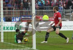 3.Liga - FC Ingolstadt 04 - 1.FC Heidenheim - Torwart Baum kommt gerade noch hin. Steffen Wohlfarth