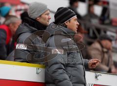 3.Liga - FC Ingolstadt 04 - VfL Osnabrück - Trainer Michael Wiesinger auf der Tribüne, Co-Trainer Henning Bürger holt sich Rat