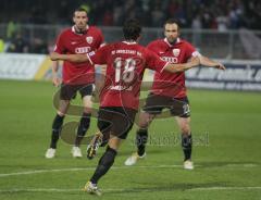 3.Liga - FC Ingolstadt 04 - 1.FC Heidenheim - Moise Bambara erzielt das 3:2 Tor und jubelt mit Steffen Wohlfarth und Malte Metzelder