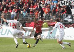 3.Liga - FC Ingolstadt 04 - SSV Jahn Regensburg - Moritz Hartmann zieht nochmal ab, Marcel Hagmann und Tobias Zellner stören