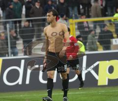 3.Liga - FC Ingolstadt 04 - Wuppertaler SV - Moise Bambara hat sein Trikot den Fans gegeben und geht vom Platz