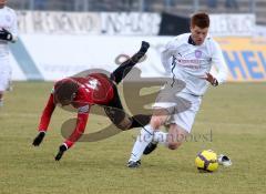 3.Liga - FC Ingolstadt 04 - VfL Osnabrück - Patrick Mölzl wird umgeschubst