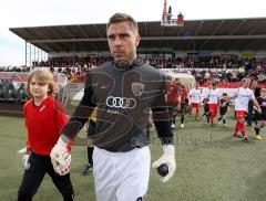 3.Liga - FC Ingolstadt 04 - Kickers Offenbach 1:0 - Torwart Marco Sejna beim Einmarsch