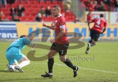 3.Liga - FC Ingolstadt 04 - SSV Jahn Regensburg - David Pisot trifft das Tor zum 2:2 Ausgleich, Ersin Demir jubelt, Torwart Rouven Sattelmaier am Boden