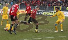 3.Liga - FC Ingolstadt 04 - Eintracht Braunschweig 3:3 - Moritz Hartmann zieht ab leider vorher ein Foul