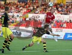 3.Liga - FC Ingolstadt 04 - Borussia Dortmund II - Moritz Hartmann kommt nicht richtig an den Ball