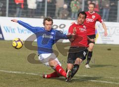 3.Liga - FC Ingolstadt 04 - Holstein Kiel - 1:0 - - Moise Bambara im Zweikampf mit Peter Schyrba