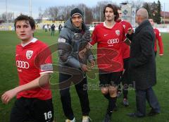 3.Liga - FC Ingolstadt 04 - SV Wehen Wiesbaden 5:1 - Peter Jackwerth gratuliert den Spielern auf dem Spielfeld