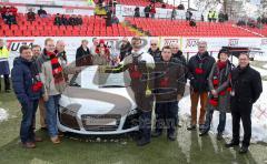 Audi Fanclub FC Ingolstadt 04 - Übergabe der Gründungs-Urkunde von Michael Müller an Hans-Martin Kurka, Fanclubbeauftragter FC Ingolstadt 04. Foto mit den Gründungsmitgliedern Herrn Dreves, Herrn Mosch, Mitgliedern des Audi Fanclub-Vorstands und Herrn Kur