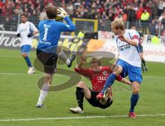 3.Liga - FC Ingolstadt 04 - Wuppertaler SV - Keine Chance Moritz Hartmann. Torwart Christian Maly und Kapitän Karsten Fischer