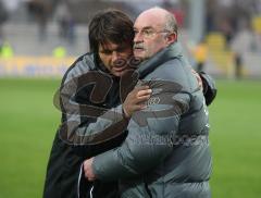 3.Liga - FC Ingolstadt 04 - Wuppertaler SV - Trainer Uwe Fuchs umarmt Horst Köppel nach dem Spiel