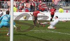 3.Liga - FC Ingolstadt 04 - SSV Jahn Regensburg - Tobias Fink zieht ab, im Tor Rouven Sattelmaier