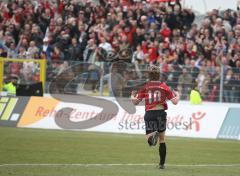 3.Liga - FC Ingolstadt 04 - Kickers Offenbach 1:0 - Torjubel Fabian Gerber läuft zu den Fans