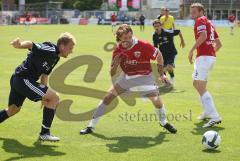 3.Liga - FC Ingolstadt 04 - Bayern München II - Robert Braber erster Ballkontakt, rechts Moritz Hartmann