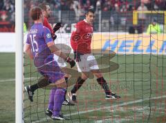 3.Liga - FC Ingolstadt 04 - Erzgebirge Aue - 5:1 - ersin Demir begleitet den Ball von Stefan Leitl sicher ins Tor