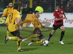 3.Liga - FC Ingolstadt 04 - Dynamo Dresden - Andreas Buchner wird der Ball abgenommen