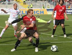 3.Liga - FC Ingolstadt 04 - SpVgg Unterhaching - Moritz Hartmann im Zweikampf mit Torwart Darius Kampa