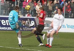 3.Liga - FC Ingolstadt 04 - SSV Jahn Regensburg - Moritz Hartmann wird noch von Torwart Rouven Sattelmaier ausgebremst