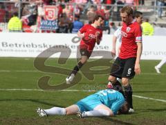 3.Liga - FC Ingolstadt 04 - SSV Jahn Regensburg - Moritz Hartmann kommt zu spät. Rouven Sattelmaier war schneller