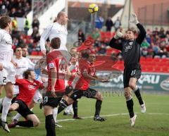 3.Liga - FC Ingolstadt 04 - SSV Jahn Regensburg - Kopfball Petr Stoilov Marco Seijna pariert