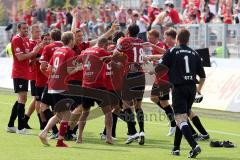 3.Liga - FC Ingolstadt 04 - RWE Erfurt - 5:0 - Die Mannschaft wird von den Fans gefeiert
