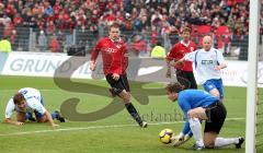 3.Liga - FC Ingolstadt 04 - Wuppertaler SV - Steven Ruprecht kommt zu spät, Torwart Christian Maly kommt ihm zuvor