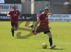 3.Liga - FC Ingolstadt 04 - VfB Stuttgart II - Moritz Hartmann zieht ab hinten Steffen Wohlfarth