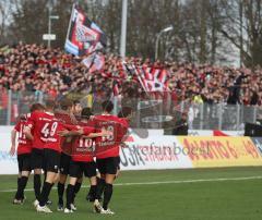 3.Liga - FC Ingolstadt 04 - SV Wehen Wiesbaden 5:1 - Moritz Hartmann schiesst, Tor 3:0, Fans Jubel Fahnen