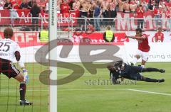 3.Liga - FC Ingolstadt 04 - Bayern München II - Moise Bambara zieht ab der Münchener wirft sich mit seinem Körper in die Schußbahn