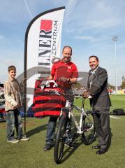 3.Liga - FC Ingolstadt 04 - SpVgg Unterhaching - Fahrrad Willner überreicht Franz Spitzauer ein Trainingsfahrrad