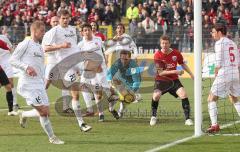 3.Liga - FC Ingolstadt 04 - SSV Jahn Regensburg - Andreas Zecke Neuendorf kommt vor das Tor, Torwart Rouven Sattelmaier kann nicht eingreifen