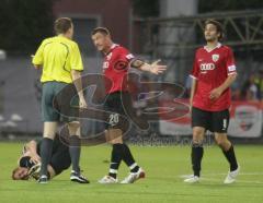 3.Liga - FC Ingolstadt 04 - Wacker Burghausen - 6:0 - Andreas Zecke Neuendorf liegt am Boden und Ralf Keidel schimpft mit dem Schiedsrichter