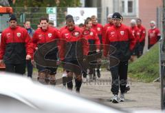 3.Liga - FC Ingolstadt 04 - Trainerwechsel - Michael Wiesinger hält das erste offizielle Training als Interimscoach in der 3.Liga - Die Mannschaft kommt geschlossen aus einer Besprechung mit den Geschäftsführern zum Trainingsplatz