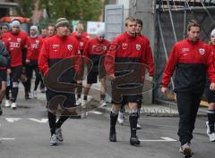 3.Liga - FC Ingolstadt 04 - Trainerwechsel - Michael Wiesinger hält das erste offizielle Training als Interimscoach in der 3.Liga - Die Mannschaft kommt geschlossen aus einer Besprechung mit den Geschäftsführern zum Trainingsplatz