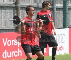 3.Bundesliga - FC Ingolstadt 04 - Trainingsbeginn Saison 2009/2010 - Neuzugang Nr.18 Moise Bambara an der Hantel und rechts Markus Karl