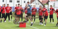 3.Bundesliga - FC Ingolstadt 04 - Trainingsbeginn Saison 2009/2010 - Fitnesstrainer Stefan Schaidnagel macht Übungen vor