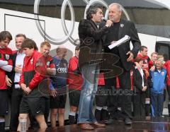 3.Bundesliga - FC Ingolstadt 04 - Mannschaftsvorstellung Saison 2009/2010 - Peter Jackwerth im Regen auf der Bühne