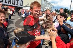 3.Bundesliga - FC Ingolstadt 04 - Mannschaftsvorstellung Saison 2009/2010 - Andreas Zecke Neuendorf wird von den Fans begrüßt