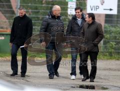 3.Liga - FC Ingolstadt 04 - Trainerwechsel - Michael Wiesinger hält das erste offizielle Training als Interimscoach in der 3.Liga - Die Geschäftsführer links Harald Gärtner, Präsident Peter Jackwerth und ganz rechts Franz Spitzauer. 2. von rechts Parktika