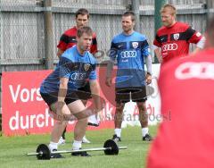 3.Bundesliga - FC Ingolstadt 04 - Trainingsbeginn Saison 2009/2010 - Fitnesstrainer Stefan Schaidnagel macht Übungen vor. Michael Wiesinger, Zecke Neuendorf und Stefan Leitl schauen zu