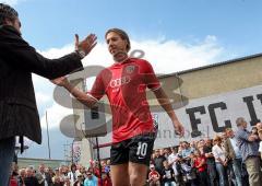 3.Bundesliga - FC Ingolstadt 04 - Mannschaftsvorstellung Saison 2009/2010 - Fabian Gerber, neues Trikot wird begrüßt von Italo Mele auf der Bühne