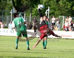 3.Bundesliga - FC Ingolstadt 04 - SV Manching - Vorbereitung - Steffen Wohlfarth versucht einen Fallrückzieher - 4 Kryspin Bielicz