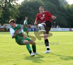 3.Bundesliga - FC Ingolstadt 04 - SV Manching - Vorbereitung - Steven Ruprecht zieht durch, der Manchinger geht aus dem Weg - links Johannes Schmitz