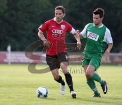 3.Bundesliga - FC Ingolstadt 04 - SV Manching - Vorbereitung - Stefan Leitl wird von Kryspin Bielicz verfolgt