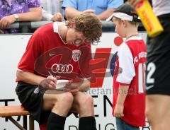 3.Bundesliga - FC Ingolstadt 04 - Vorbereitung - FC Gerolfing - 0:8 - Robert Braber (7 Tore) schreibt Autogramme