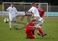 Bayernliga - FC Ingolstadt 04 2 - FC Memmingen - Vincent Bönig kommt am Verteidiger nicht vorbei