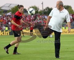 DFB Pokal - FC Ingolstadt 04 - FC Augsburg - Peter Jackwerth scherzt vor dem Spiel noch mit Robert Fleßers