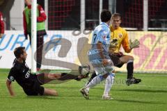 Testspiel - FC Ingolstadt 04 - 1860 München - Pappas kommt auf Michael Lutz zu und von links klärt Ian Joy in letzter Sekunde