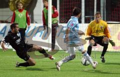 Testspiel - FC Ingolstadt 04 - 1860 München - Pappas kommt auf Michael Lutz zu und von links klärt Ian Joy in letzter Sekunde