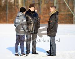 3.Liga - FC Ingolstadt 04 - Trainingsauftakt nach Winterpause - Gespräch am Trainingsplatz Trainer Michael Wiesinger, Petrer Jackwerth und Harald Gärtner